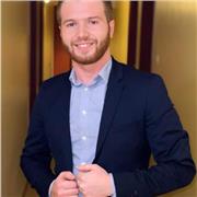 Développeur Full Stack donne des cours de programmation.